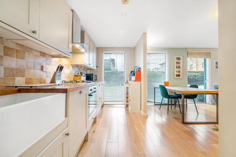 2 bedroom flat for sale, Balham Grove, London SW12