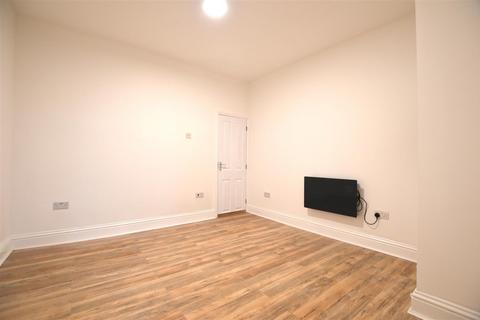 1 bedroom flat to rent, High Street, Iver