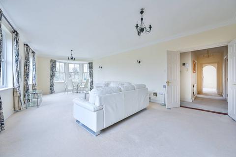 2 bedroom flat for sale, Hampton Court Crescent, Graburn Way, East Molesey, KT8