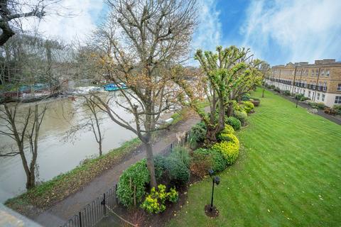 2 bedroom flat for sale, Hampton Court Crescent, Graburn Way, East Molesey, KT8