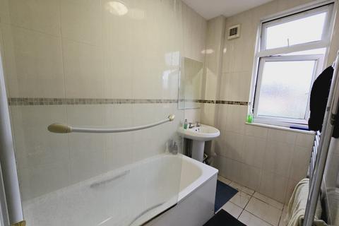 1 bedroom in a house share to rent, 35 Somerset Road,