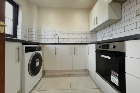 2 bedroom flat to rent, Lowry Crescent, Mitcham, CR4