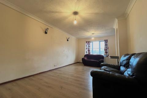 2 bedroom flat to rent, Lowry Crescent, Mitcham, CR4