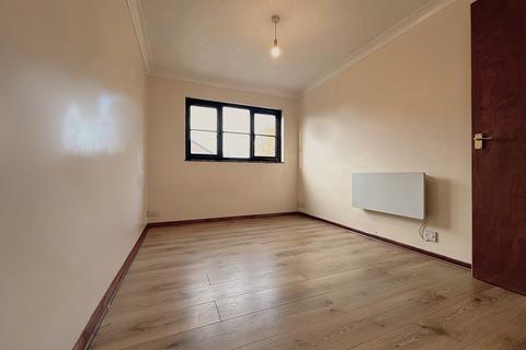 2 bedroom flat to rent, Lowry Crescent, Mitcham, CR4