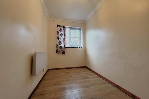 2 bedroom flat to rent, Lowry Crescent, Mitcham, CR4