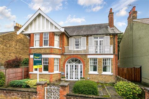 4 bedroom detached house to rent, Queens Road, Hampton Hill