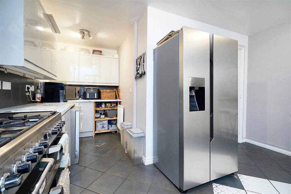 Kitchen 2.jpeg