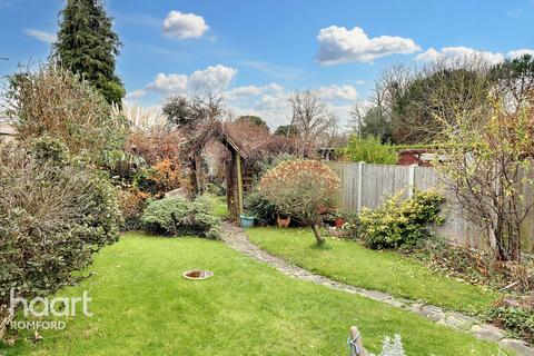 3 bedroom end of terrace house for sale, Barton Avenue, Romford