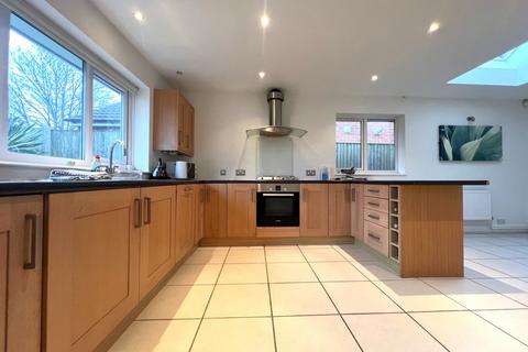 3 bedroom semi-detached house to rent, Whites Road, Southampton SO19