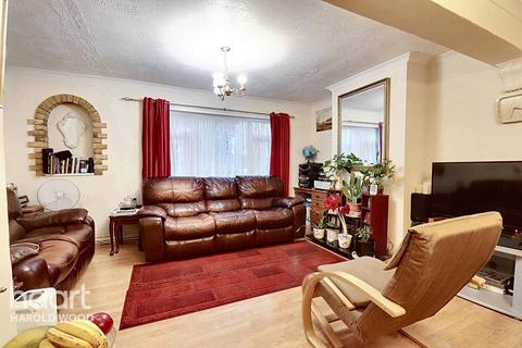 3 bedroom end of terrace house for sale, Straight Road, Romford