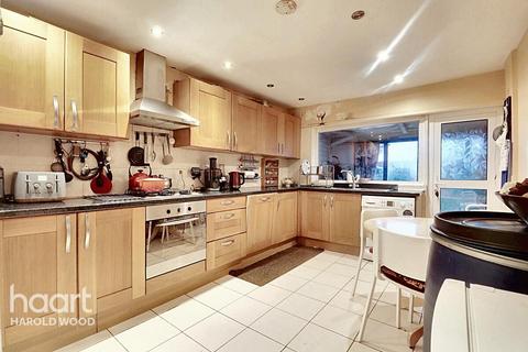 3 bedroom end of terrace house for sale, Straight Road, Romford