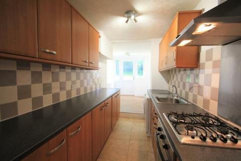 3 bedroom terraced house to rent, Lyndhurst Road, Reading RG30