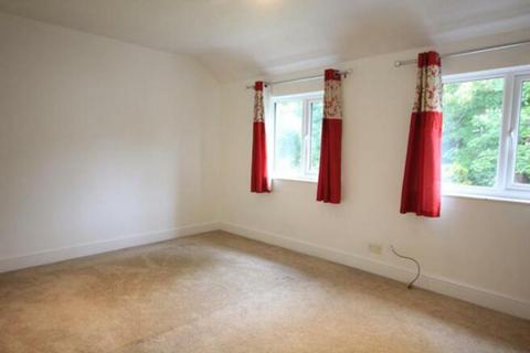 3 bedroom terraced house to rent, Lyndhurst Road, Reading RG30