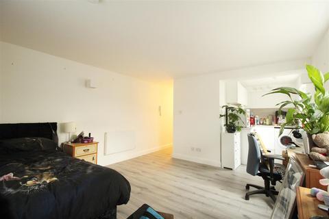 Studio to rent, Howard Place, Brighton BN1