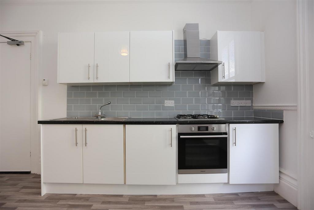 2, 30 Medina Villas Kitchen.JPG