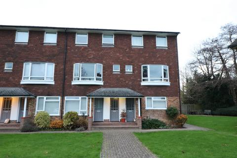 2 bedroom flat for sale, Queens Court, Haywards Heath, RH16