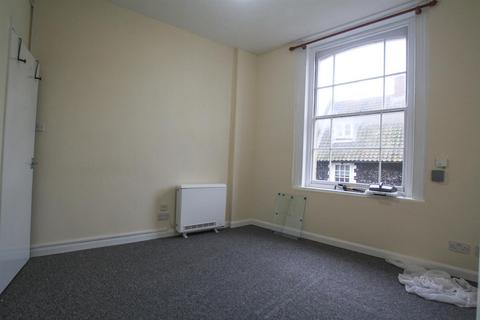 Studio to rent, High Street, Lowestoft. NR32 1HP