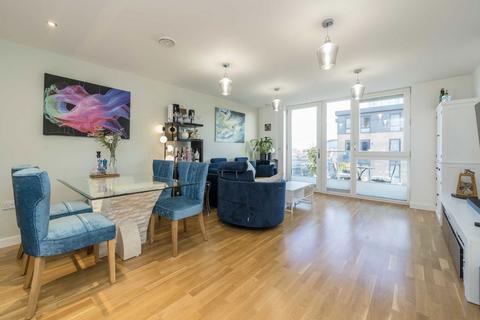 2 bedroom flat for sale, Baltic Avenue, Brentford TW8