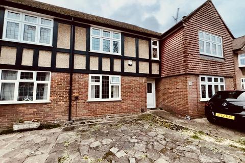 2 bedroom ground floor maisonette to rent, The Sigers, Pinner HA5