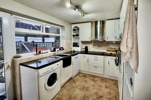 2 bedroom ground floor maisonette to rent, The Sigers, Pinner HA5