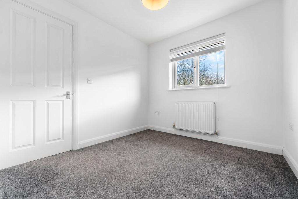 Bedroom with no shelf