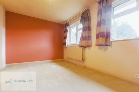 4 Broad Close, Hersham, Walton-on-thames, KT12 4QX