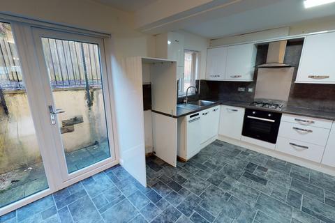 3 bedroom townhouse to rent, Burnsdale, Bradford BD15