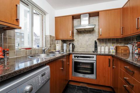 2 bedroom flat to rent, Peartree Avenue, London SW17