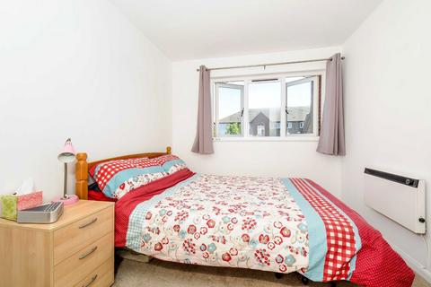 2 bedroom flat to rent, Peartree Avenue, London SW17