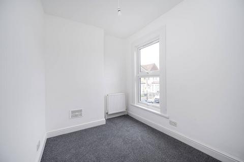 3 bedroom flat to rent, Vernon Road, Turnpike Lane, London, N8