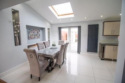 718 Plodder Lane, Farnworth, Bolton, BL4 0LN