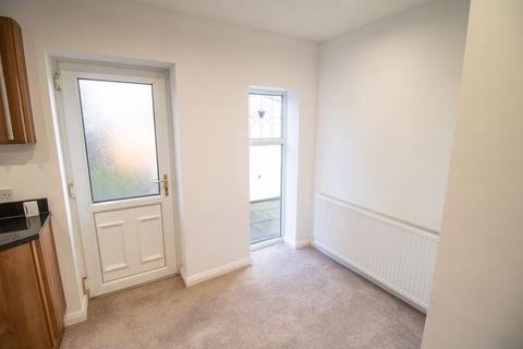 3 bedroom semi-detached house to rent, Lupin Avenue, Bolton BL4