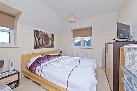 2 bedroom flat for sale, Dreadnought Close, London SW19