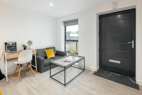 Studio to rent, Banglo House, Lower Bristol Road