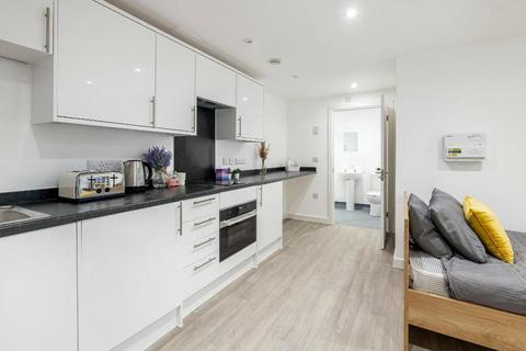 Studio to rent, Banglo House, Lower Bristol Road