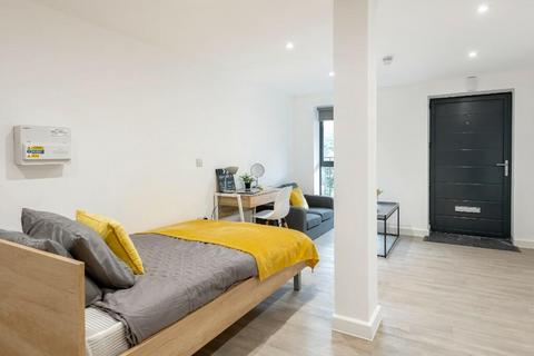 Studio to rent, Banglo House, Lower Bristol Road