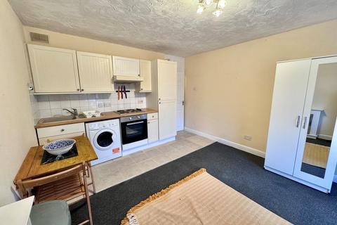 Studio to rent, Tavistock Court, NG5