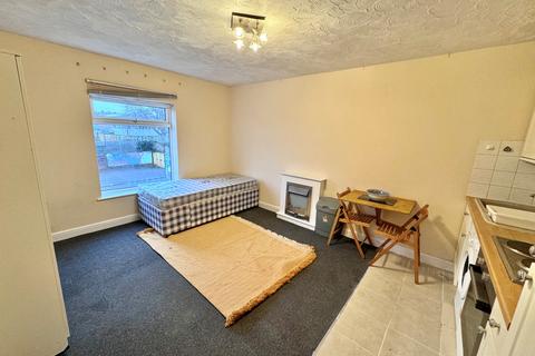 Studio to rent, Tavistock Court, NG5