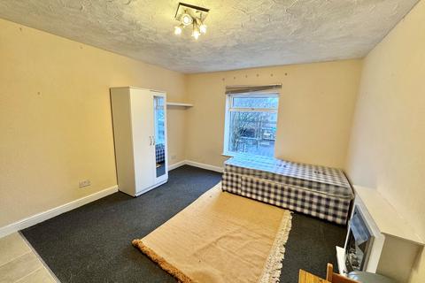 Studio to rent, Tavistock Court, NG5