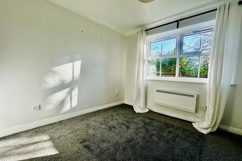 2 bedroom flat to rent, Chelveston Crescent, Hampshire SO16