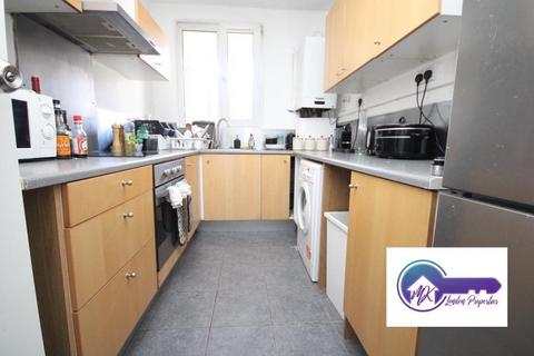 3 bedroom flat to rent, London E2