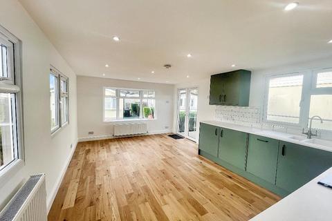 1 bedroom bungalow for sale, Court Farm Park, Warlingham, Surrey, CR6 9YA