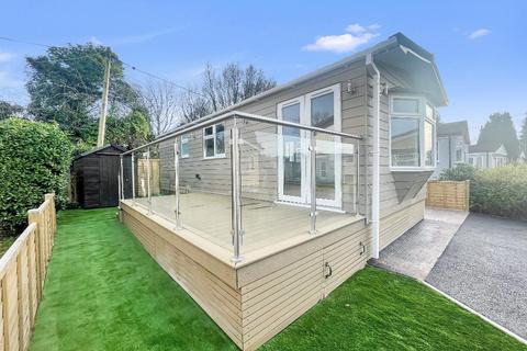 1 bedroom bungalow for sale, Court Farm Park, Warlingham, Surrey, CR6 9YA