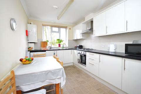 4 bedroom flat to rent, Eskdale Avenue, Northolt UB5 5DJ