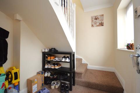 4 bedroom flat to rent, Eskdale Avenue, Northolt UB5 5DJ