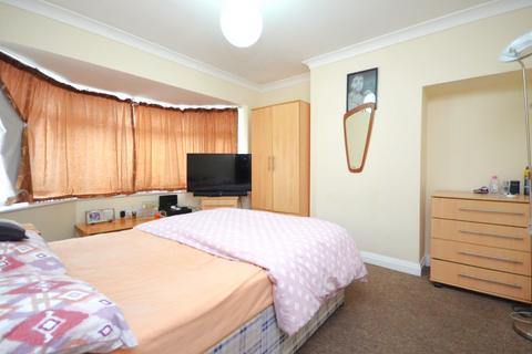 4 bedroom flat to rent, Eskdale Avenue, Northolt UB5 5DJ