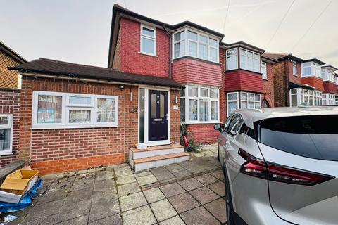 3 bedroom terraced house to rent, Ennerdale Drive, London