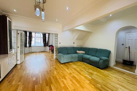 3 bedroom terraced house to rent, Ennerdale Drive, London