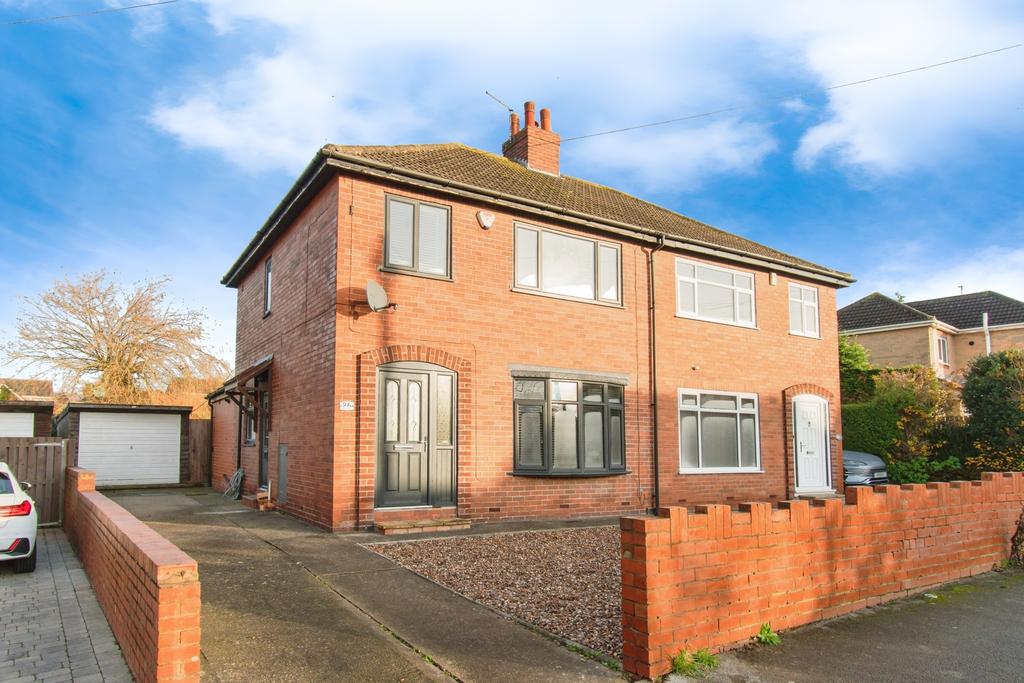Gypsy Lane, West Yorkshire WF10 3 bed semi-detached house - £240,000