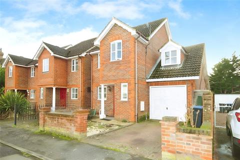 4 bedroom detached house to rent, Kings Road, Surrey TW20